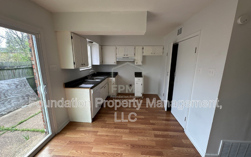 978 University St #1 - Photo 3 of 12