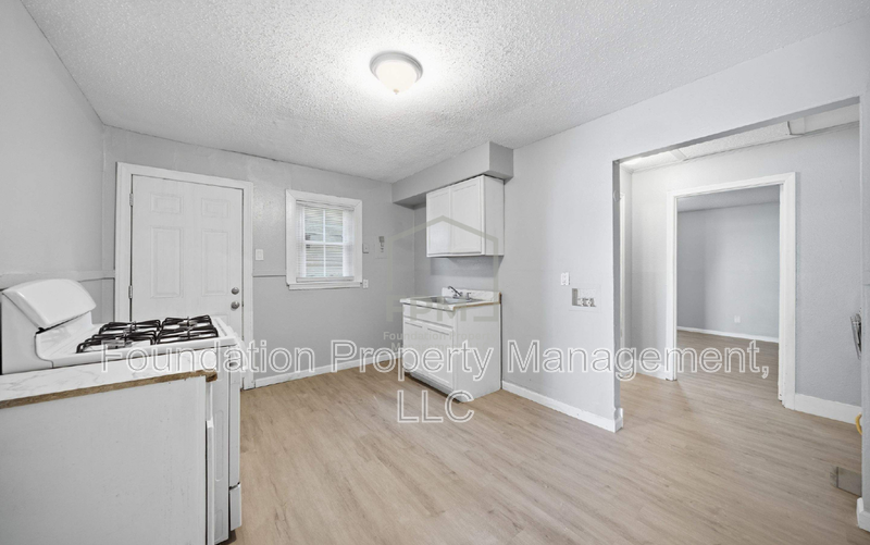 2332 E Warren St - Photo 4 of 10