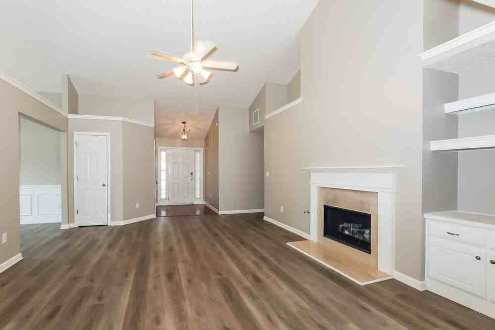 1101 Marsh Ct - Photo 5 of 18