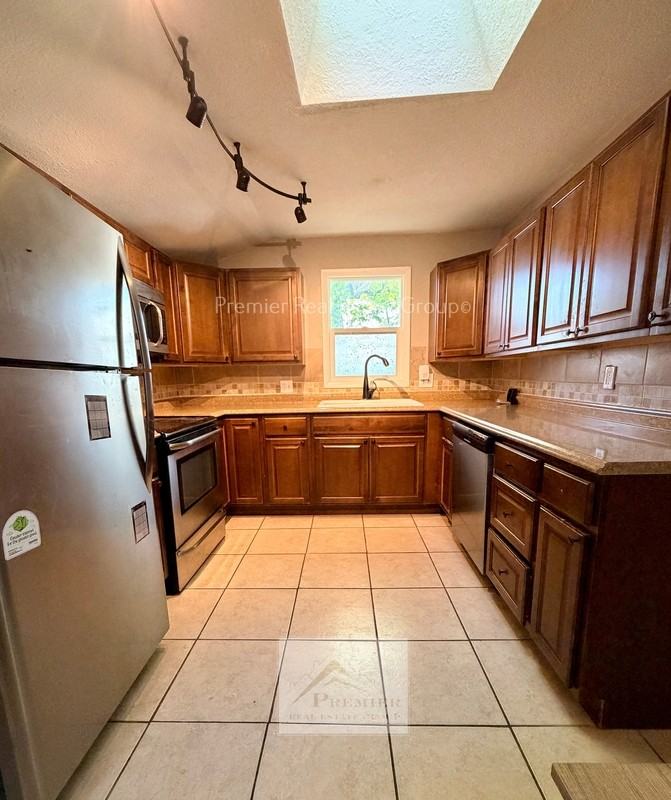220 Willow St - Photo 5 of 16