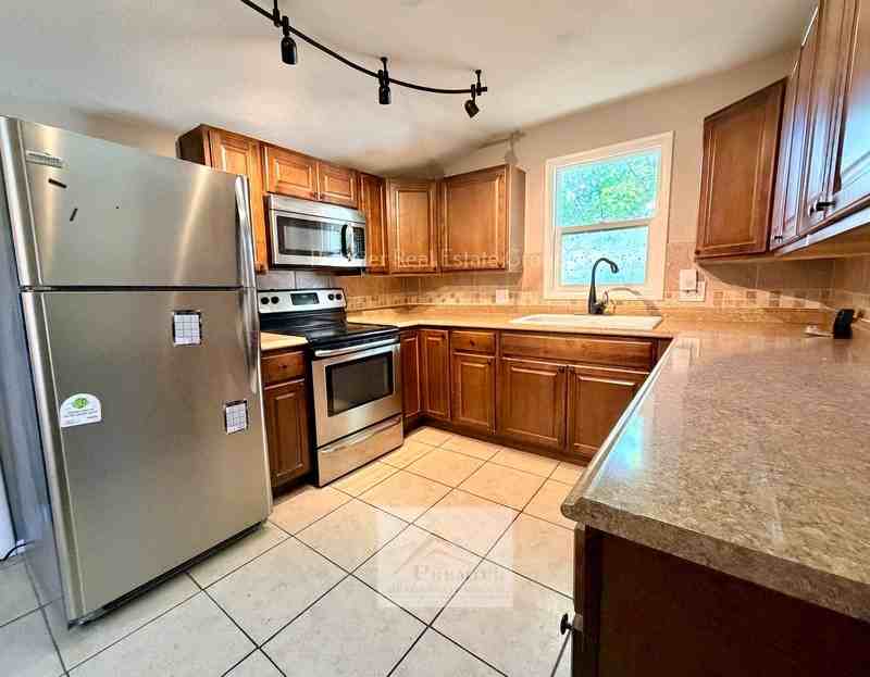 220 Willow St - Photo 6 of 16