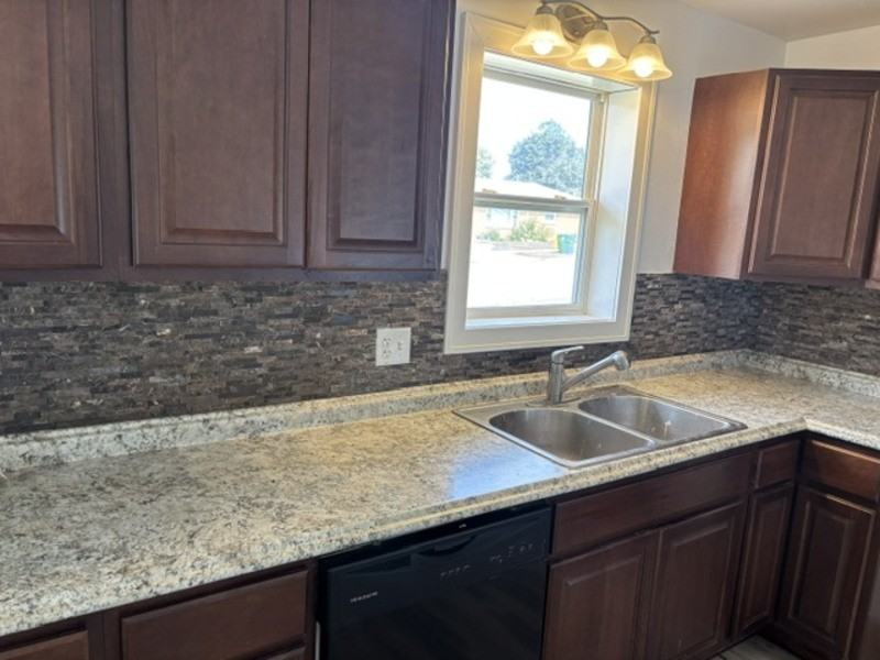 2048 Hillview Dr - Photo 4 of 13