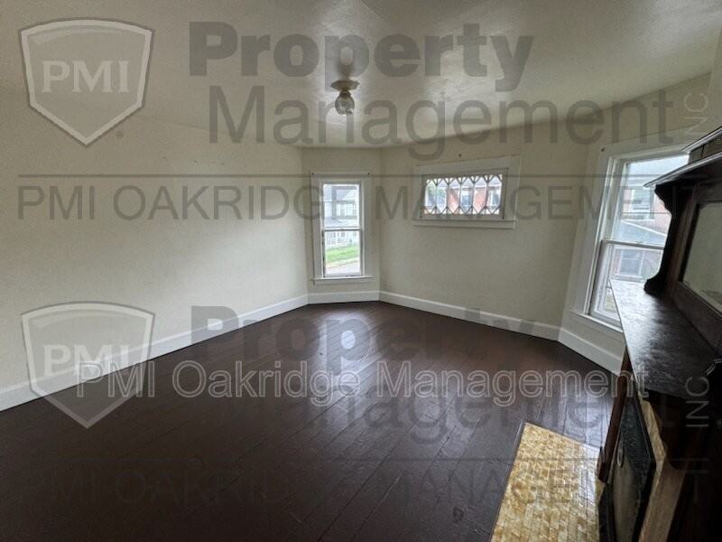439 1/2 Adams St - Photo 3 of 6