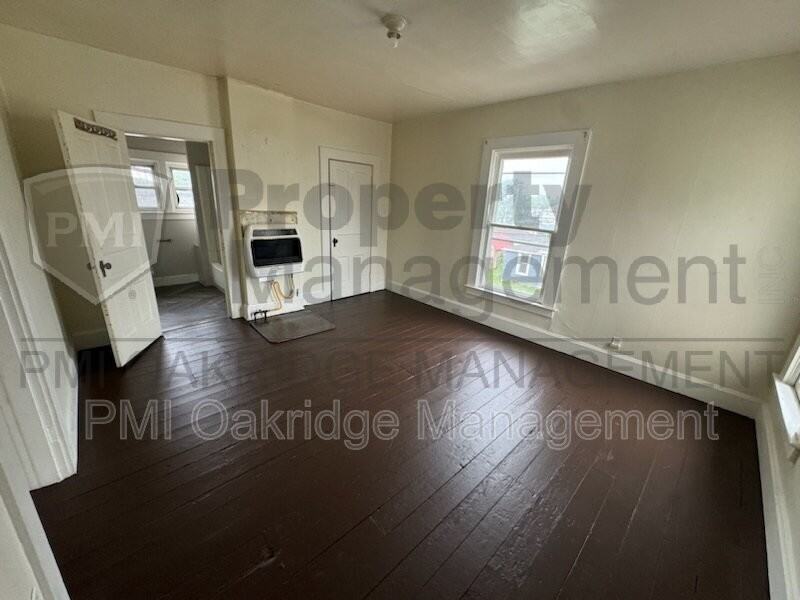 439 1/2 Adams St - Photo 4 of 6