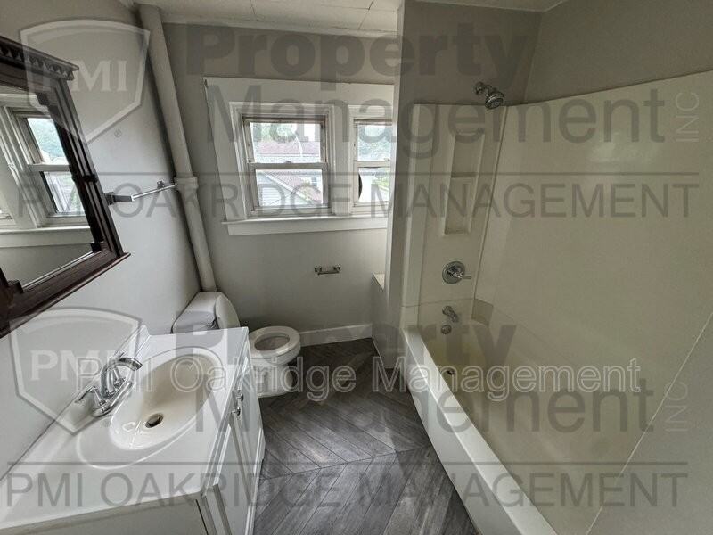 439 1/2 Adams St - Photo 5 of 6