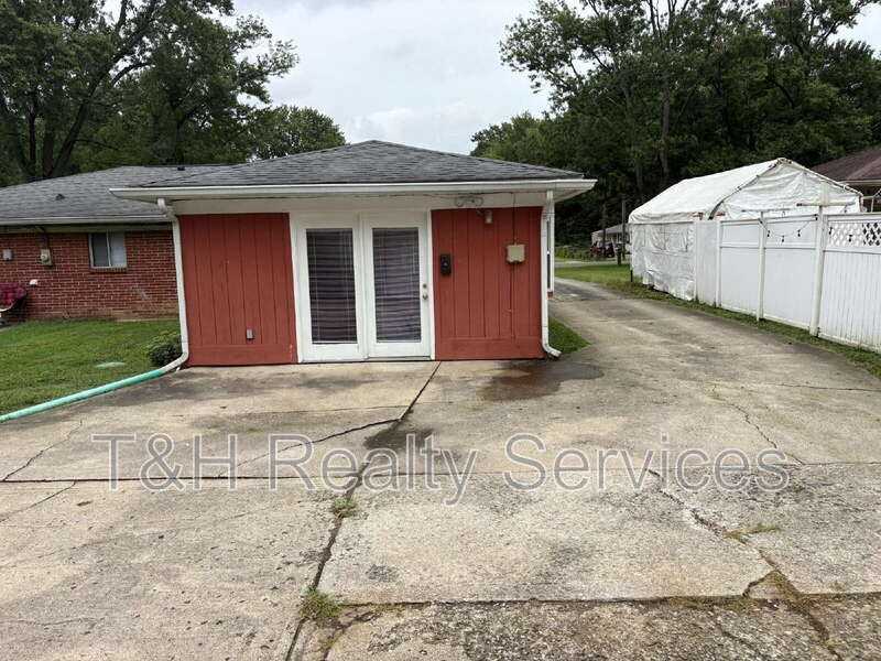 5050 Hardegan St - Photo 4 of 20