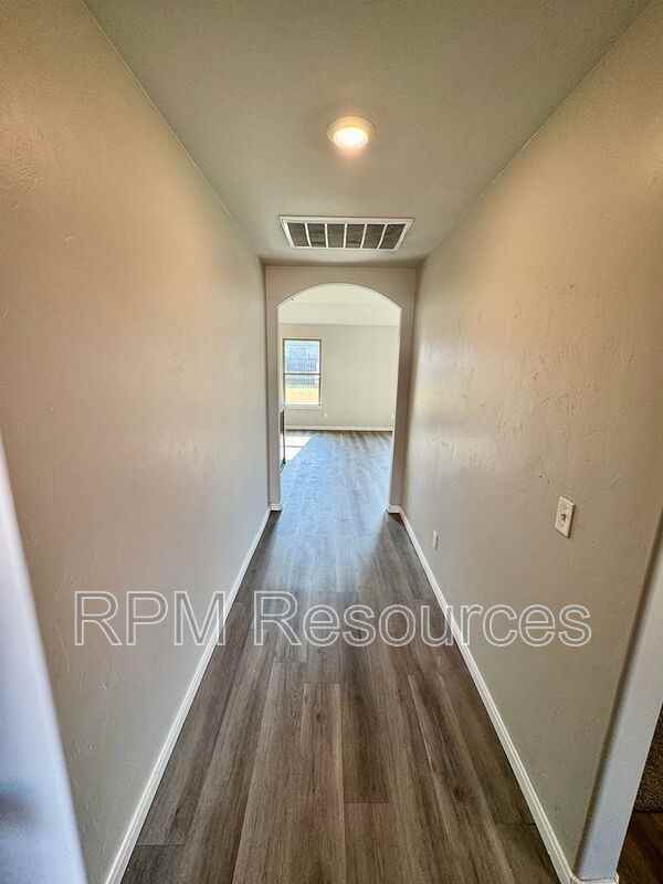 1609 Burgundy Dr - Photo 5 of 22
