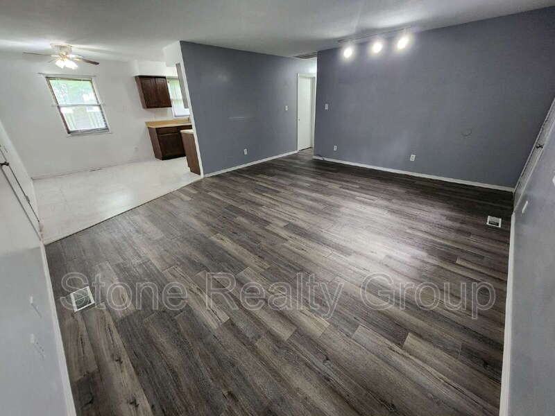 7738 N 42nd 1/2 St - Photo 2 of 8