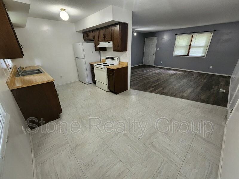 7738 N 42nd 1/2 St - Photo 3 of 8