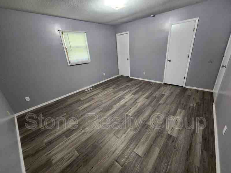 7738 N 42nd 1/2 St - Photo 4 of 8