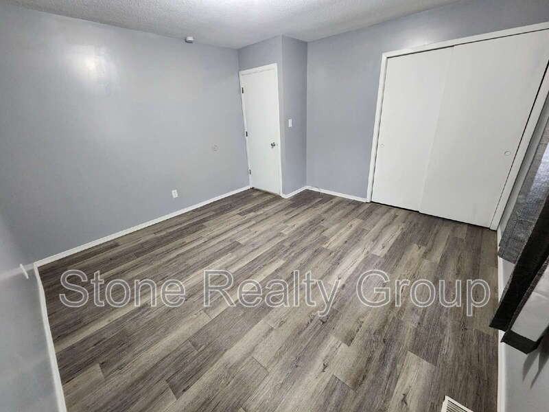 7738 N 42nd 1/2 St - Photo 5 of 8