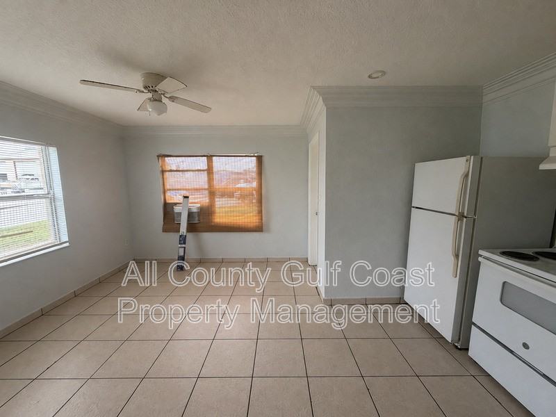 2416 10th St W - Photo 2 of 8