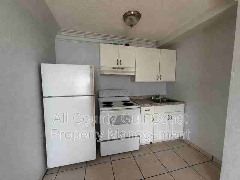 2416 10th St W - Photo 3 of 8