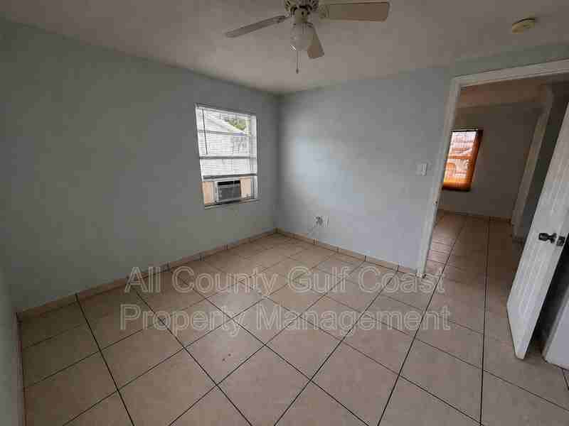 2416 10th St W - Photo 4 of 8
