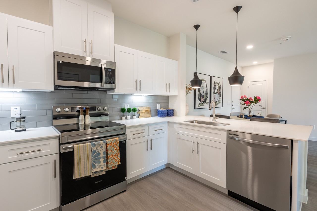 901 Rendon - Photo 3 of 49
