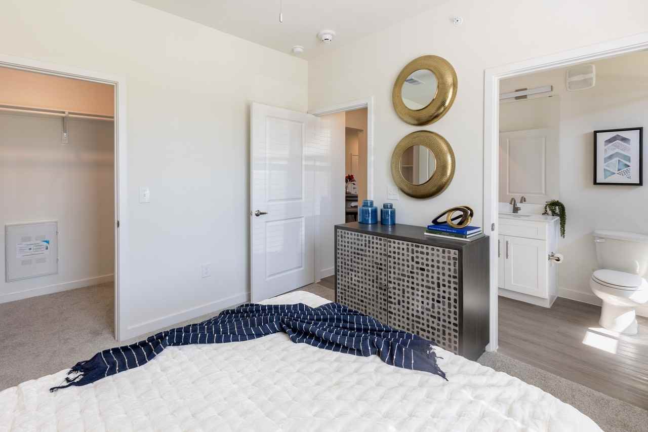 901 Rendon - Photo 7 of 49