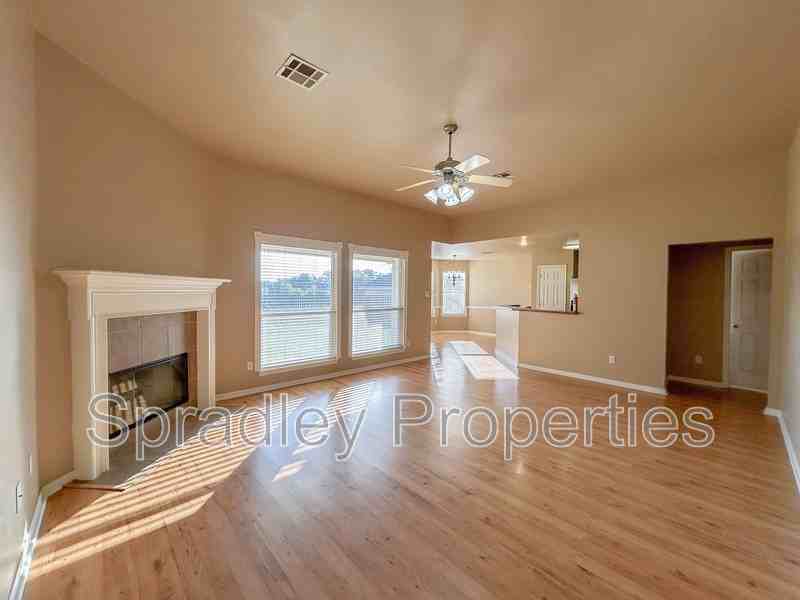 2318 Kingsbury Dr - Photo 3 of 14
