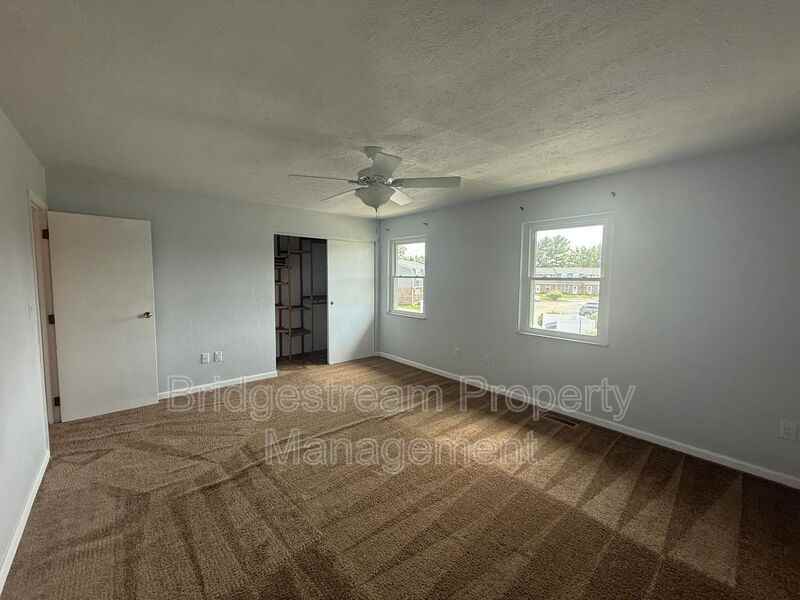 3851 Hillsboro Dr - Photo 5 of 11
