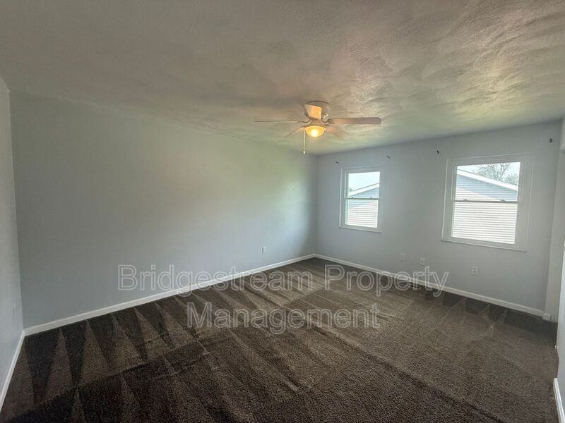 3851 Hillsboro Dr - Photo 7 of 11