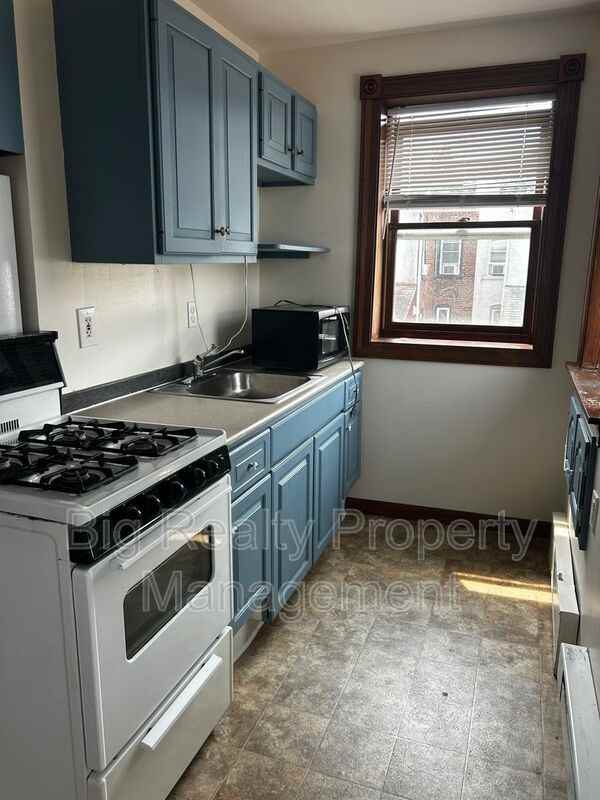 358 Hall St #2 - Photo 3 of 7