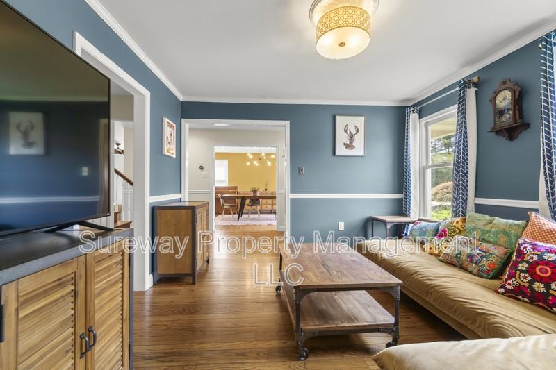 100 Westwood Hl - Photo 4 of 25