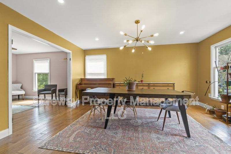 100 Westwood Hl - Photo 5 of 25