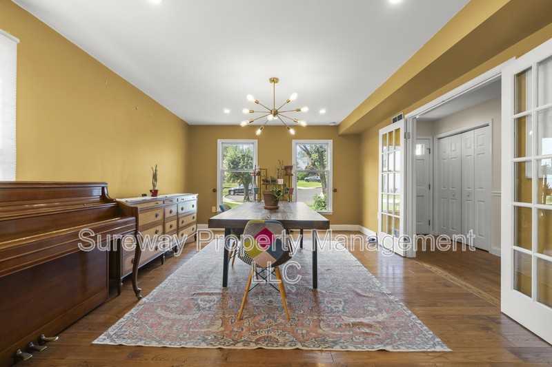 100 Westwood Hl - Photo 6 of 25