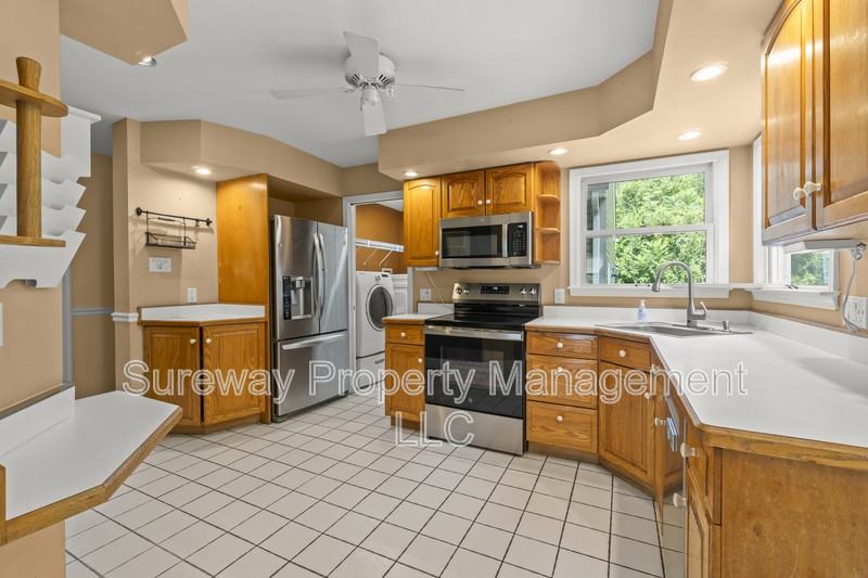 100 Westwood Hl - Photo 7 of 25