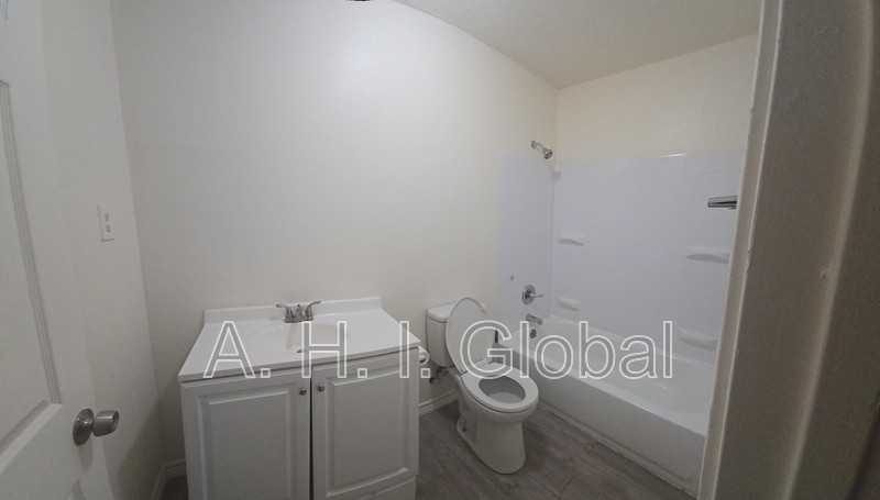 1033 Dunaway St - Photo 3 of 10