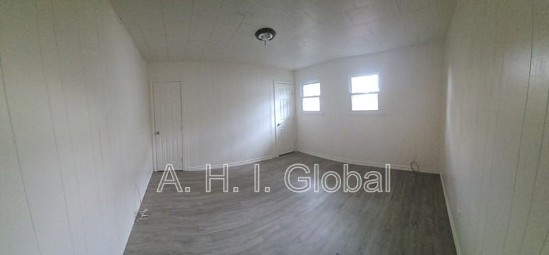 1033 Dunaway St - Photo 5 of 10