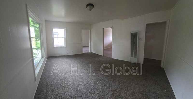 1033 Dunaway St - Photo 6 of 10