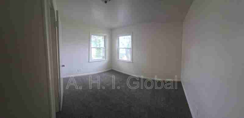 1033 Dunaway St - Photo 7 of 10