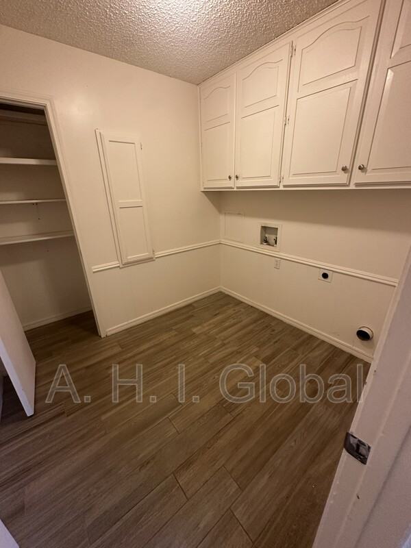 7040 Fulham Dr - Photo 3 of 17