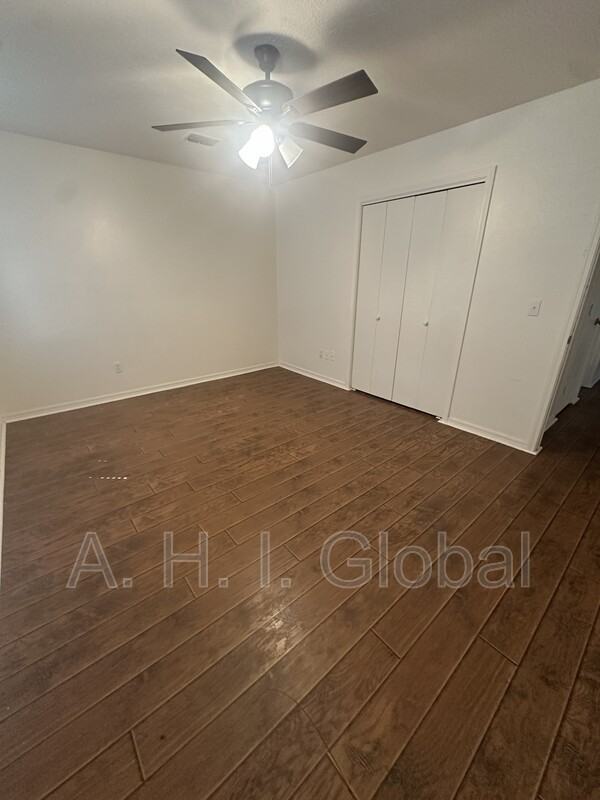 7040 Fulham Dr - Photo 7 of 17