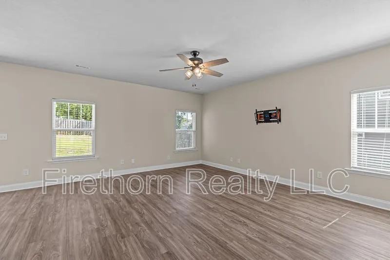 123 Pebble Ln - Photo 4 of 27