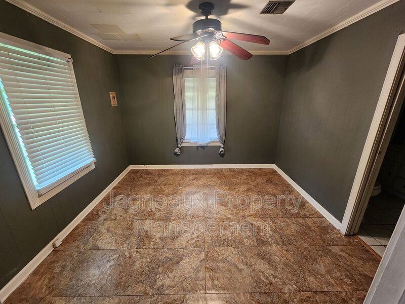 1009 Providence St - Photo 2 of 6