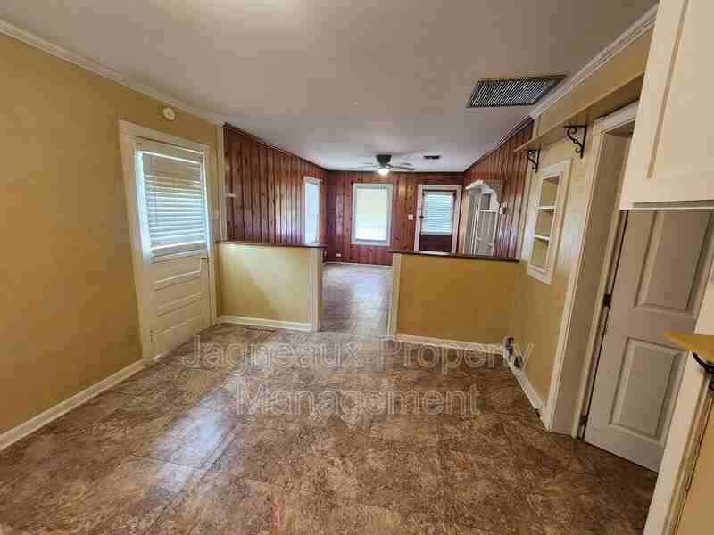 1009 Providence St - Photo 4 of 6