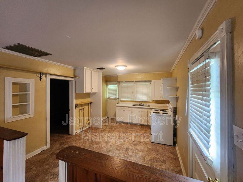 1009 Providence St - Photo 5 of 6