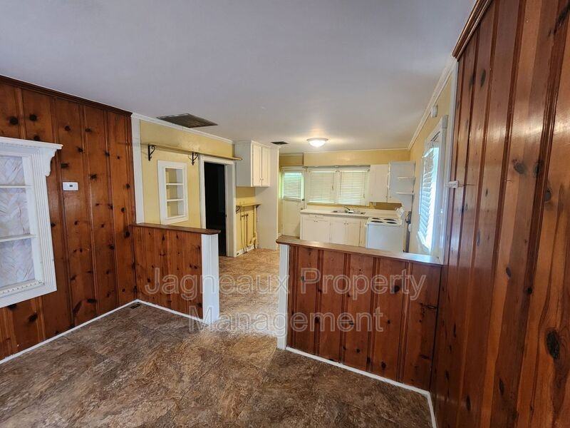 1009 Providence St - Photo 6 of 6