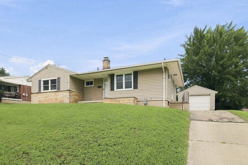 248 Canterbury Dr - Photo 2 of 10