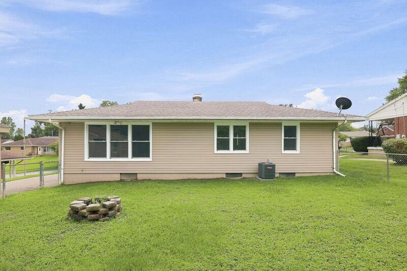 248 Canterbury Dr - Photo 3 of 10
