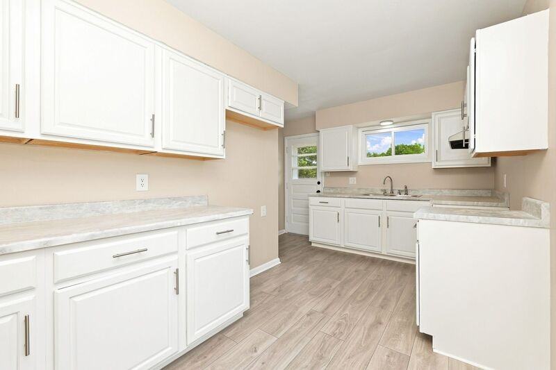 248 Canterbury Dr - Photo 6 of 10