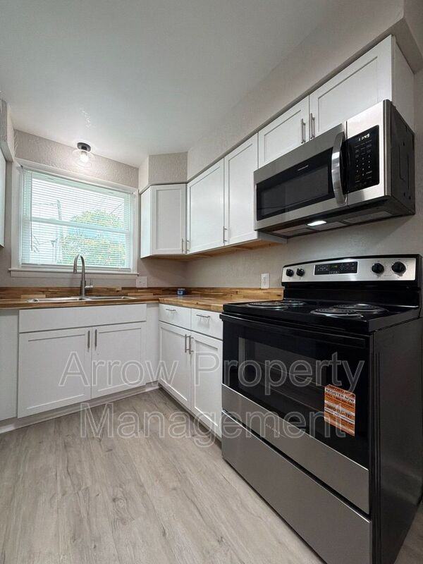 704 N 26th St #1 - Photo 4 of 15
