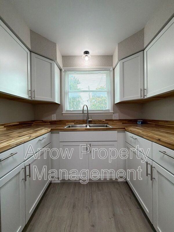 704 N 26th St #1 - Photo 5 of 15