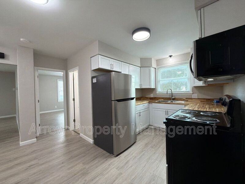 704 N 26th St #1 - Photo 6 of 15