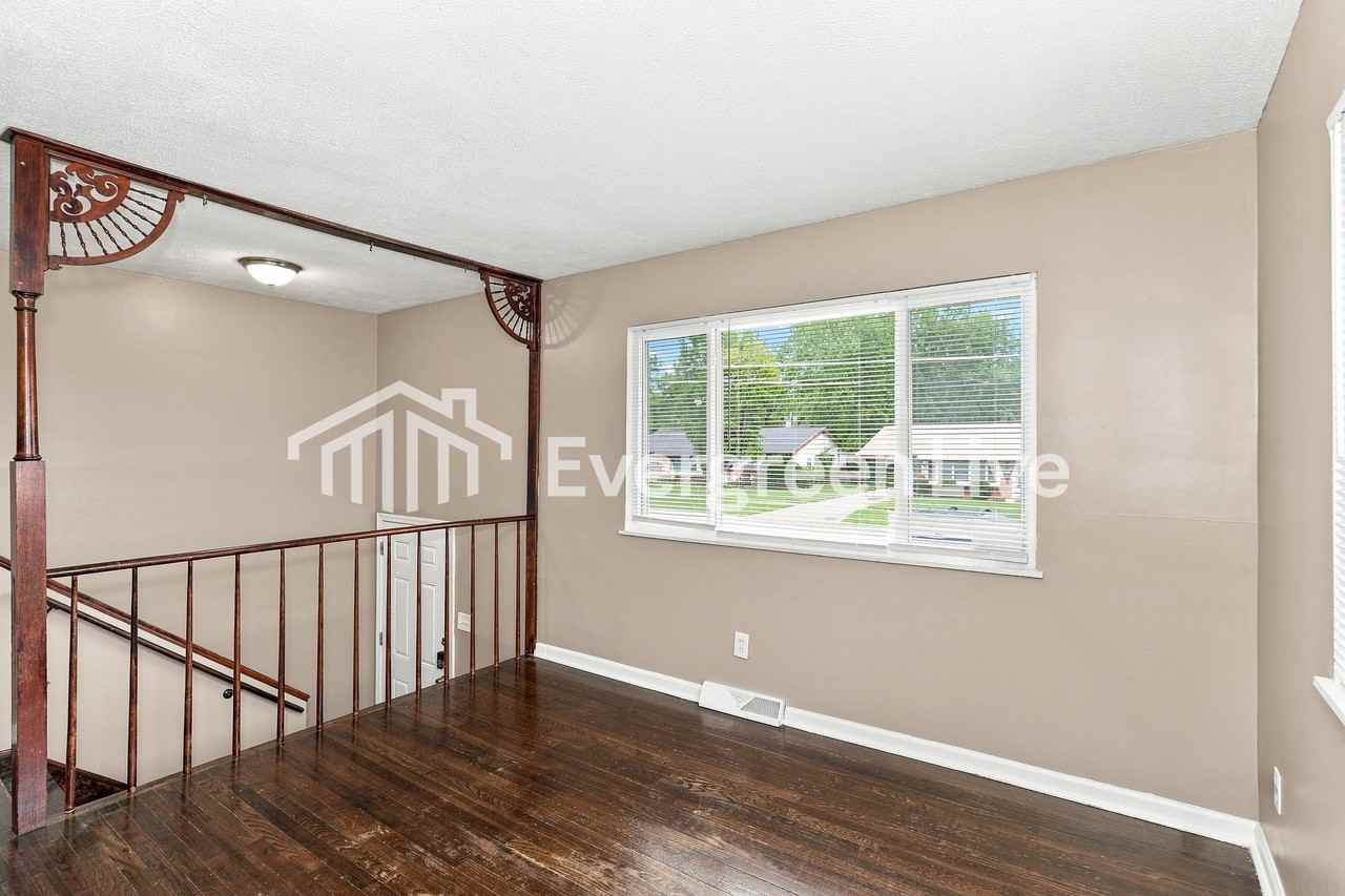 813 Smiley Ave - Photo 2 of 15