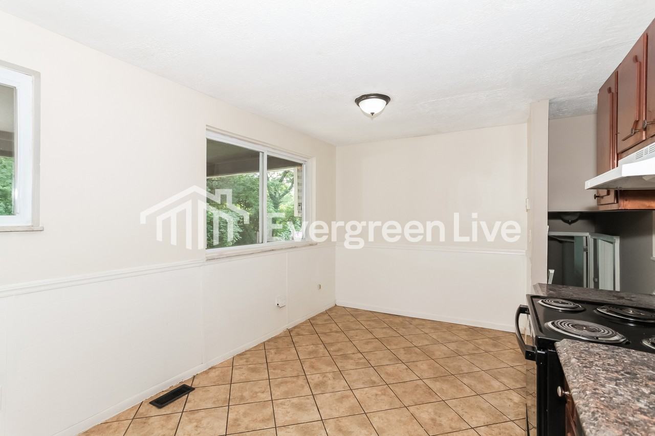 4425 Cloverhill Ter - Photo 5 of 15