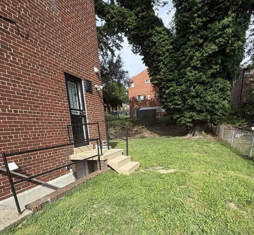 4030 Lyons St - Photo 2 of 21
