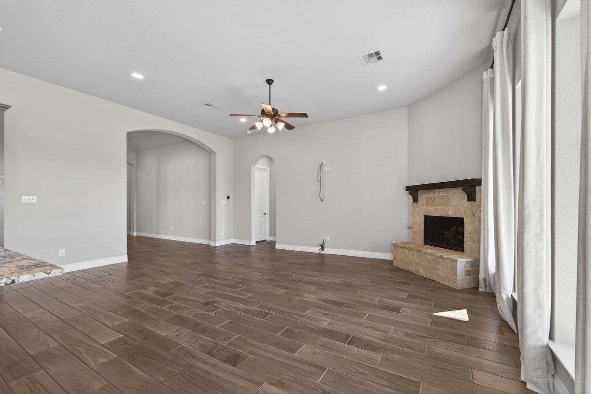633 Vale Ct - Photo 3 of 36