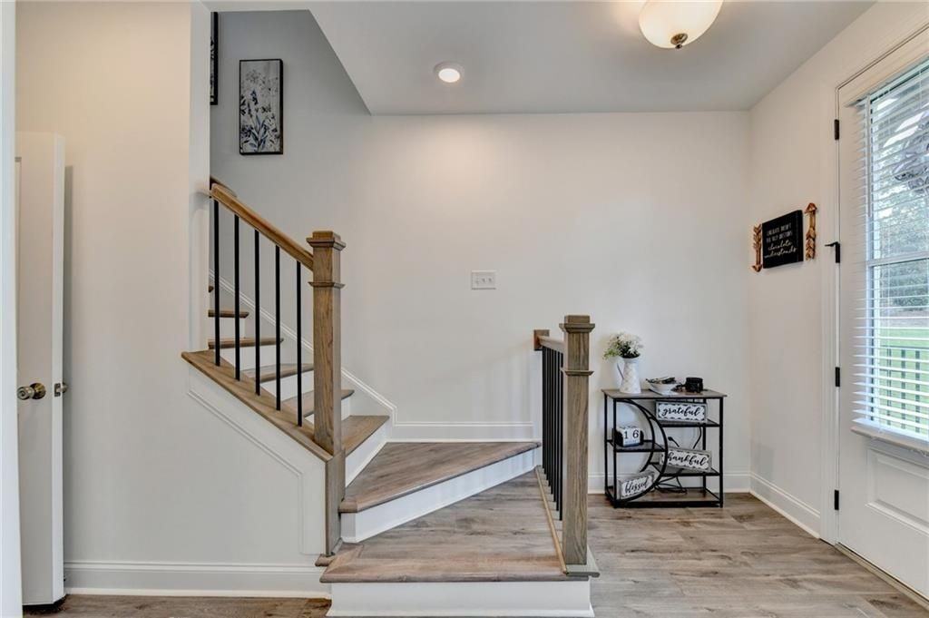 522 Healy Dr - Photo 4 of 45
